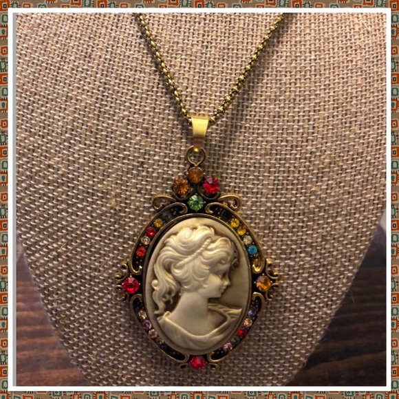 Beautiful Vintage Style Cameo Jeweled Necklace - Picture 2 of 3